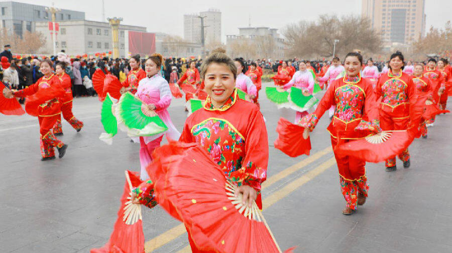 新疆新和县龙腾虎跃庆盛世锣鼓喧天闹元宵
