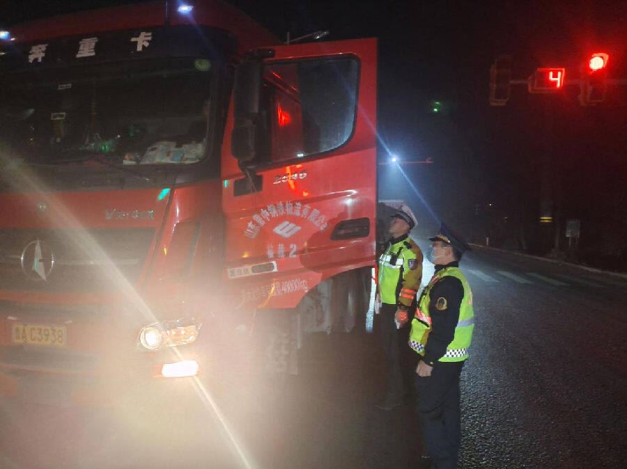 图为执法人员夜间开展大货车执法检查(郑军杰 摄)202