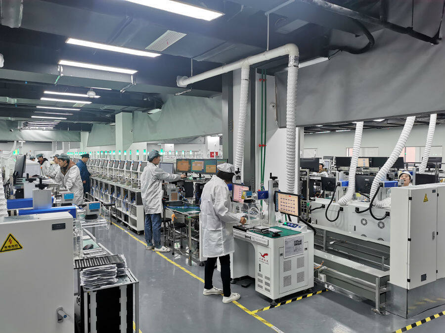 位于洪雅经开区的合佳科技有限公司生产车间内,各类机器设备隆隆作响