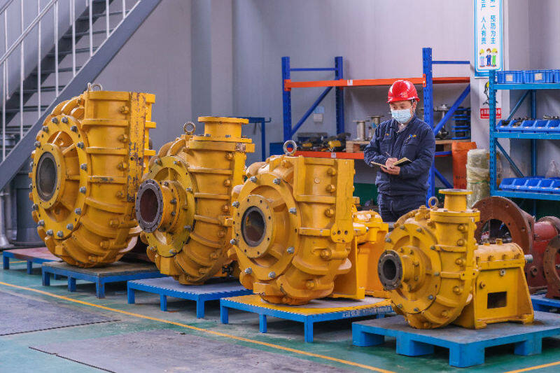 汉江弘源公司技术人员为陶瓷泵测试作准备(张沛 摄)