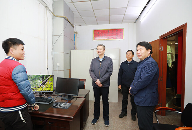 邹广在市治水工作领导小组办公室指导工作(黎有科 摄)