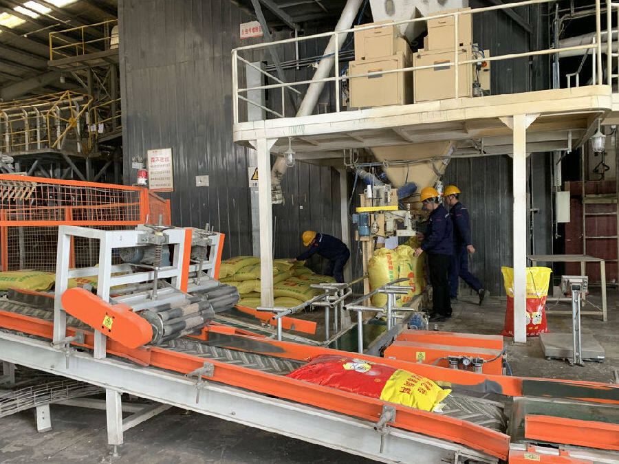 饲料工厂自动化车间的生产场景(叶理苇  摄)