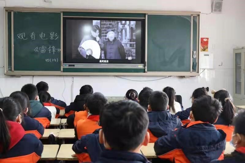 学生观看《雷锋的故事》电影(朱永生 摄)
