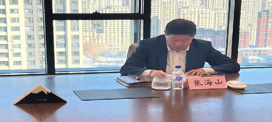 长春农商行行长张海山总结发言(李佰聪 摄)周万利,张海山,董事会秘书