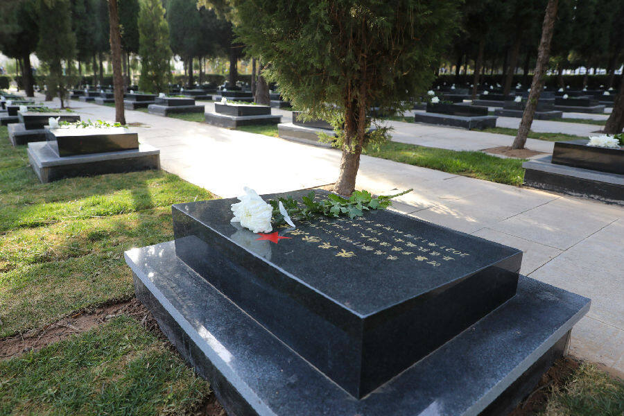 师生为烈士墓碑献花(翟雪静 摄)