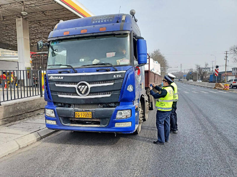 工作人员在205国道万杰路段开展货运车辆执法检查(宋家圳 摄)