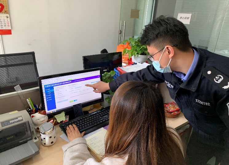 安监办工作人员正在核对数据 (潘敏俊 摄)