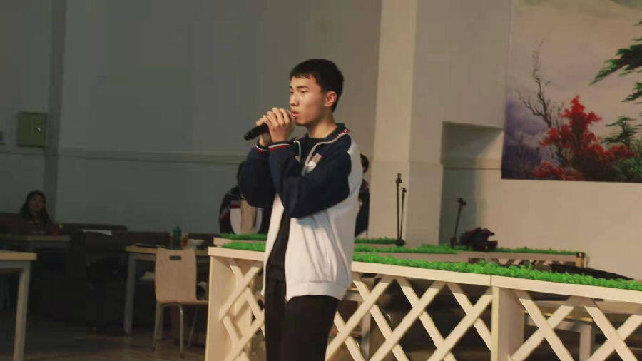 图为学生正在"大舞台"上歌唱(胡连江 摄)