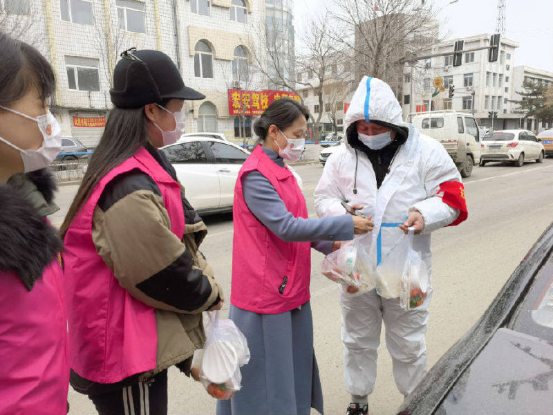 志願者為防疫一線人員送上