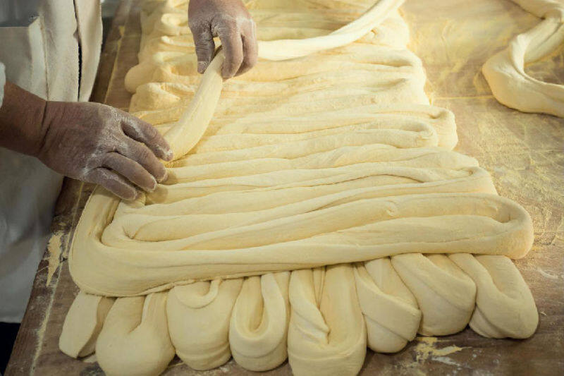 刘俊峰的父亲在盘条(雪冰 摄)