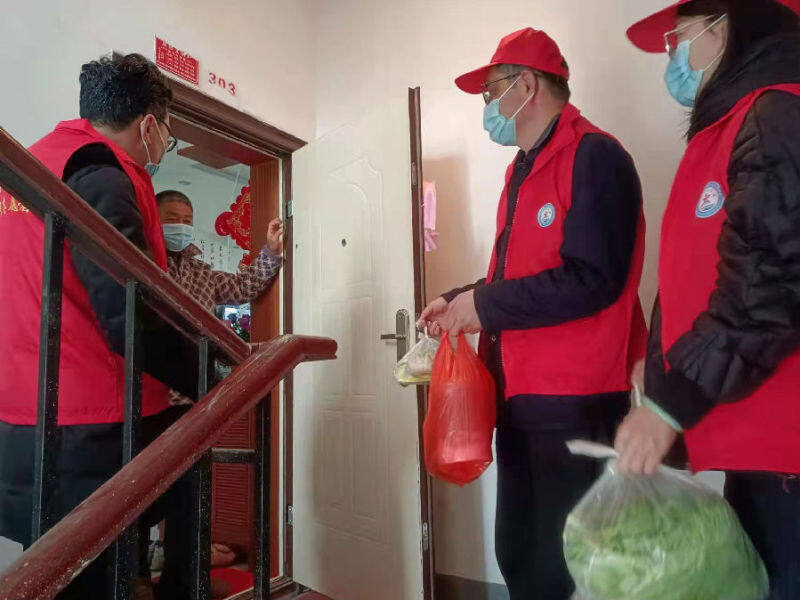 先锋街道志愿者上门为居家隔离人员送菜(施丹 摄)