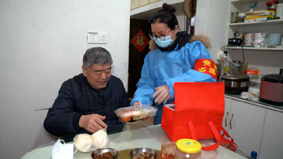 党员志愿者送餐上门(史文婷 摄)