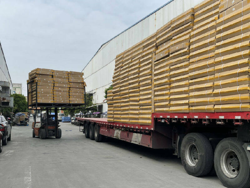 木板床紧急装车(青萱 摄)