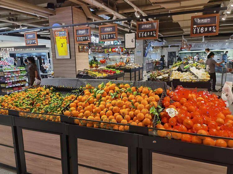 青春颂沃美超市水果供应情况(游欢 摄)