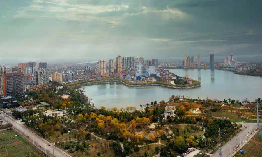 图为鲤鱼湖(李锋 摄)