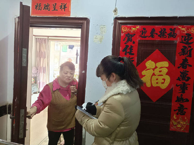 敲门入户照片 (张艳彬 摄)