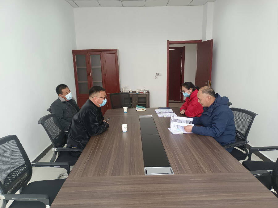 赣榆区司法局工作人员与相关方面对面协商解决方案(龙步青 摄)