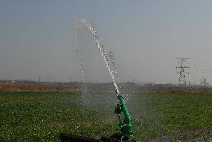 4月7日,山东省青岛市即墨区大信街道农民利用卷盘式喷灌机为返青小麦