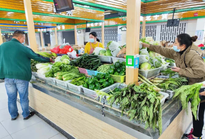 东江园农贸市场的蔬菜摊位(王中一 摄)