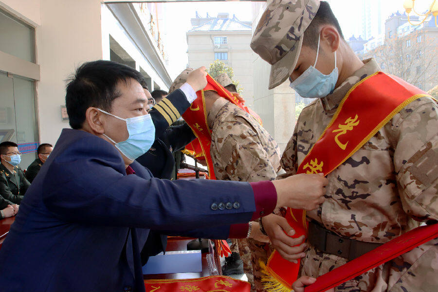 灌南县退役军人事务局局长梁顺新给新兵披挂绶带(潘法如 摄)