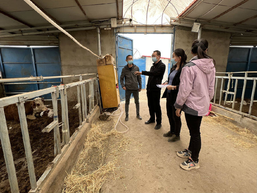 图为养殖专家为养殖户作培训(贺艳芳 摄)