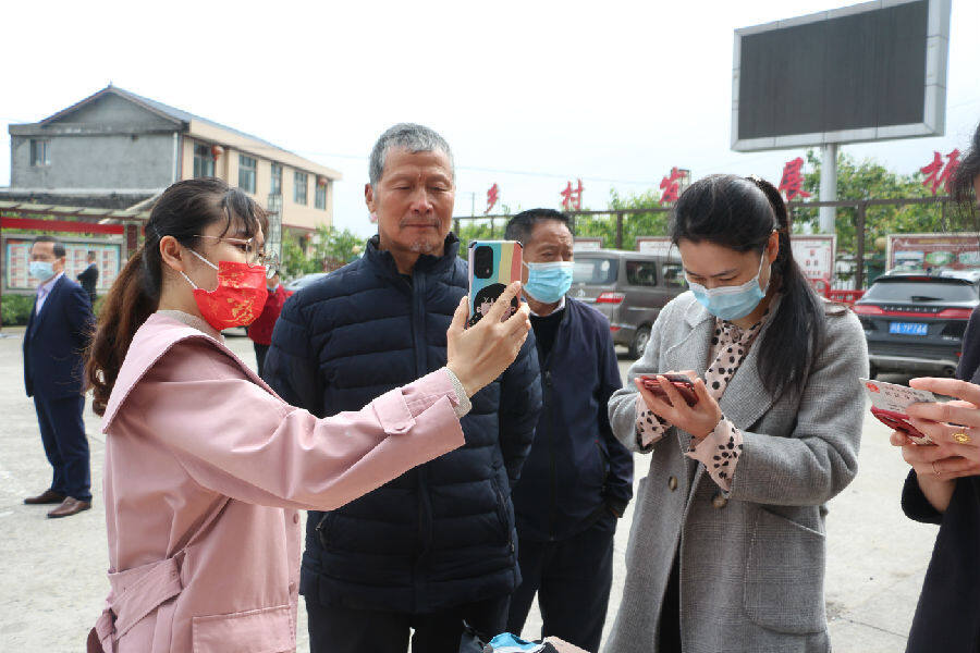 图为变更现场 (佘艳玲  摄)