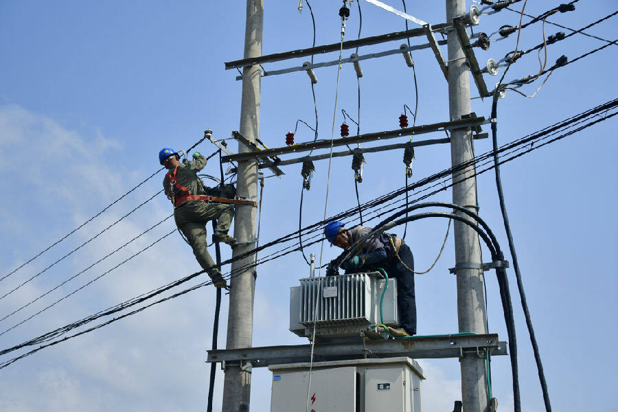 福建松溪县供电公司工作人员正在为新台区接入导线(蔡政&nbsp;摄)