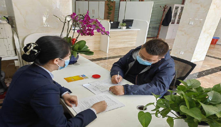 安图农商银行为客户办理"商易贷"贷款(河美燕 摄)