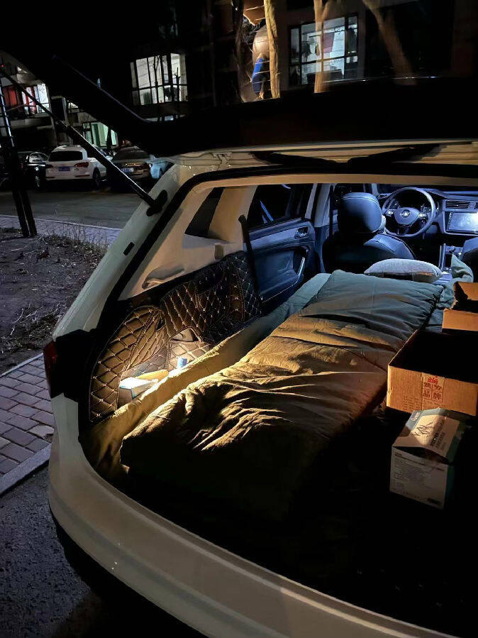 贾泽泉在另一个小区抗疫执勤时就居住在车里(孙元辉 摄)