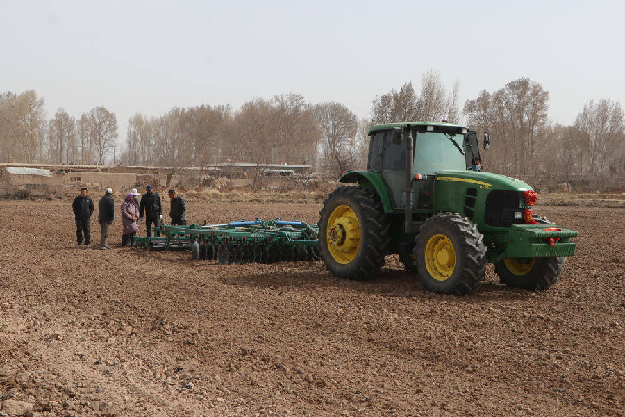 共享农机正在深松作业(李丽英摄)