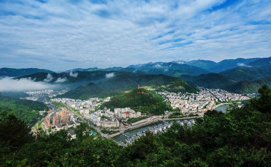 青川縣城全貌 (青宣 攝)