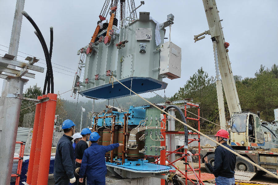 上杭县供电公司施工人员正在安装35千伏通贤变电站主变压器设备.