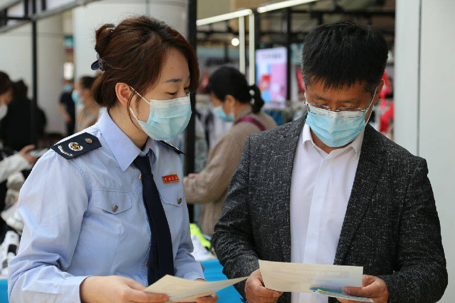 税务干部在朝阳兴隆大家庭宣传退税政策(孙湘婷 摄)4月2日,朝阳晋慧