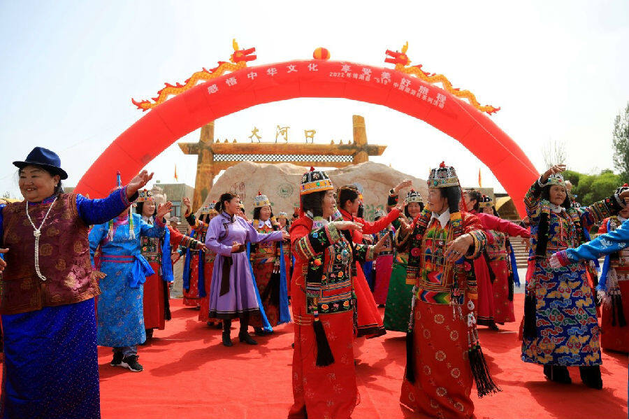 在新疆博湖县博斯腾湖大河口景区,百名非遗传承人身着华丽的民族服饰