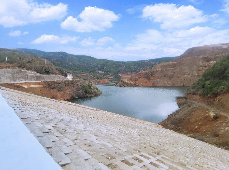 图为寻甸县凤合镇老里凹水库近貌(顾小飞摄)