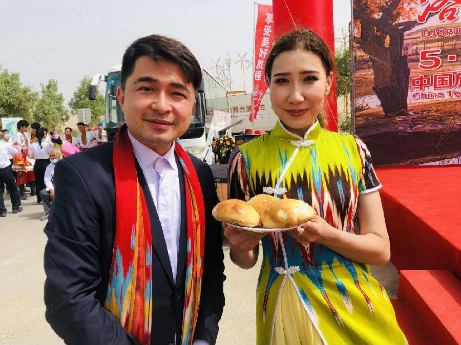 图为新疆电视台主持人海米提与当地主持人配合默契.