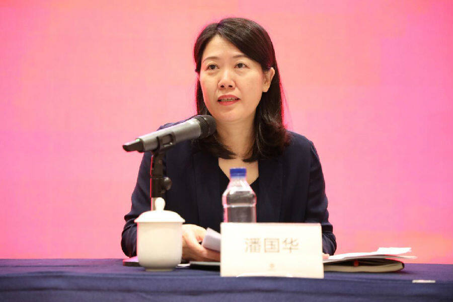 潘国华在会上讲话(文宏武 摄)