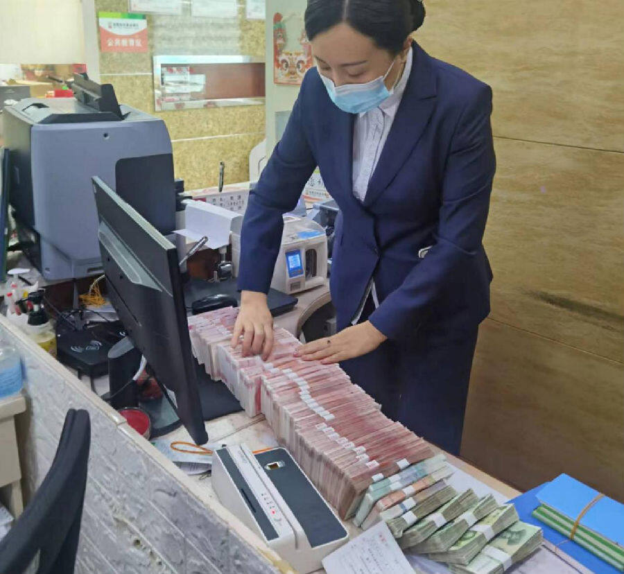 安图农商银行运营管理部负责人王黎黎对基层网点现金尾箱进行检查(董