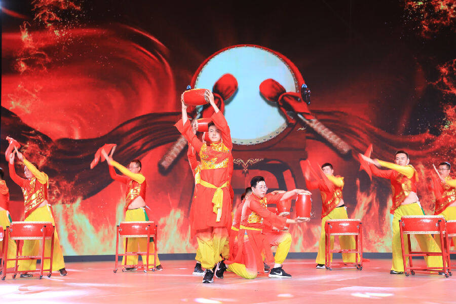 图为阿克苏农商银行舞蹈表演《鼓舞中华》(韩婷 摄)