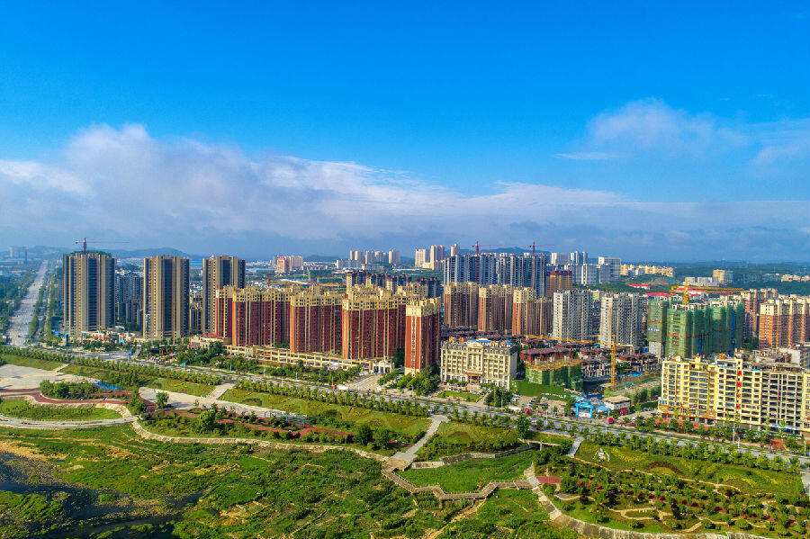 南召县城西滨河路黄鸭河风光带一隅(温源 摄)