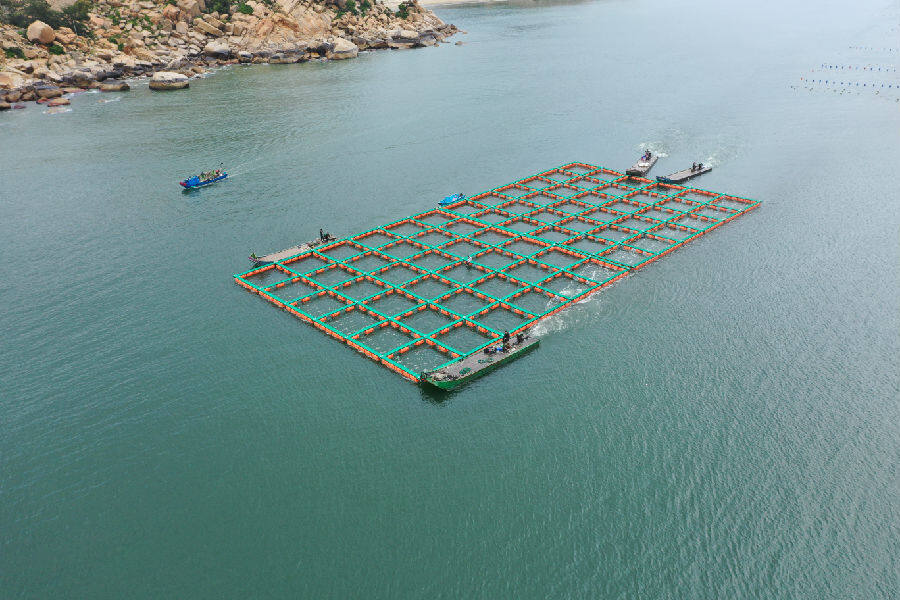 图为海上养殖全塑胶渔排下水安置(沈启寒 摄)