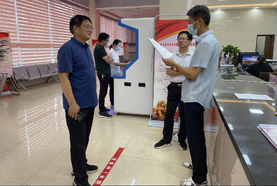 泗洲街道办事处纪委工作人员深入办事大厅了解营商政策落实(陈秀红 摄
