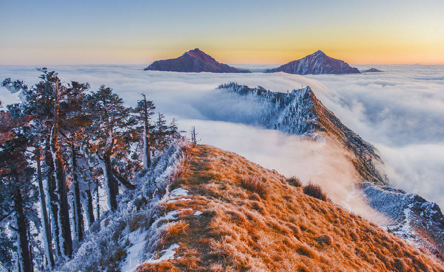岷山之脊(何思德 摄)
