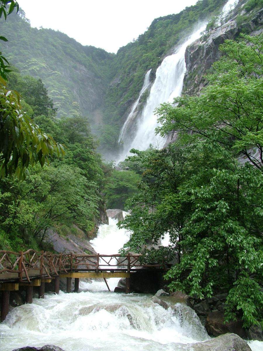 臥龍谷景區瀑布飛龍吐玉(吳旅 攝)