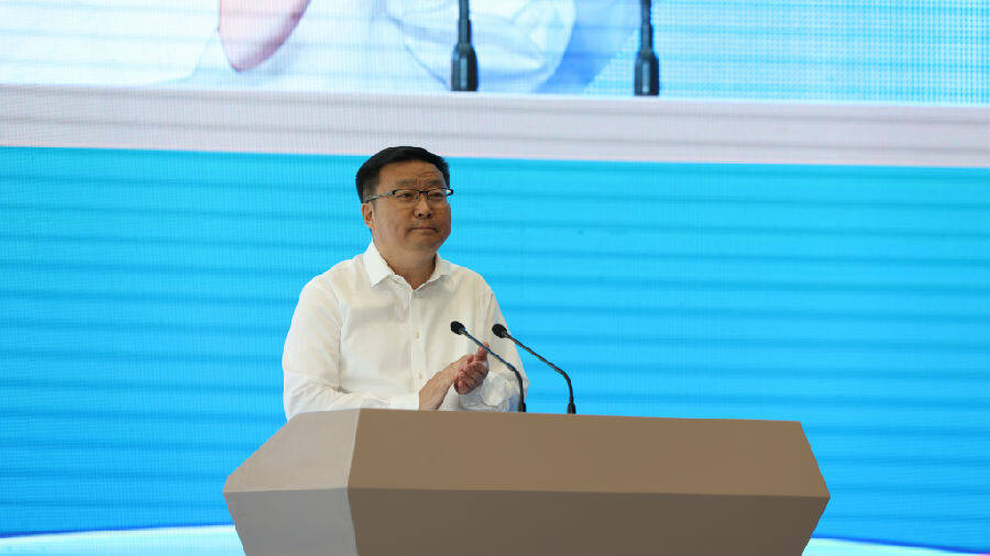 陇南市委副书记,市长刘永革主持启动仪式 (牛新建 摄)