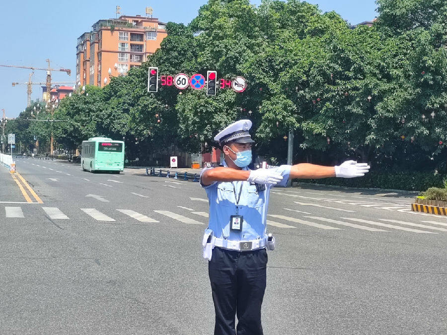 在烈日下执勤的交警(吴雨谣 摄)