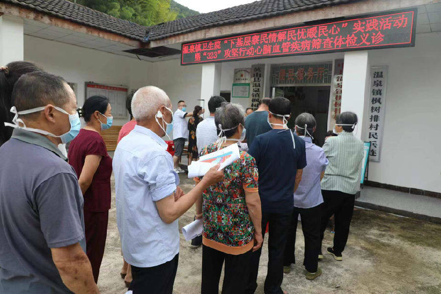 湖北英山县温泉镇卫生院送医送药到偏远山头村