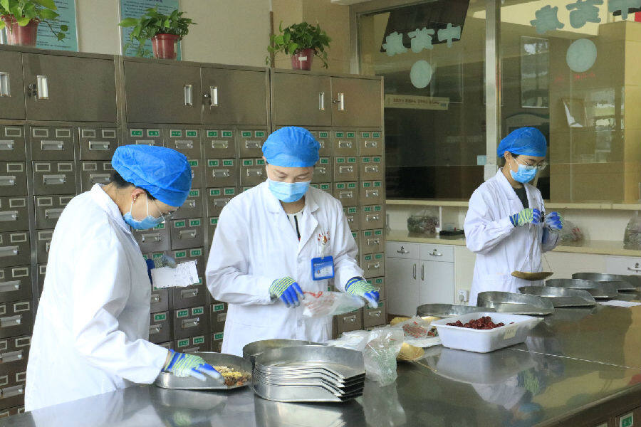 通渭县人民医院药剂师根据处方调配中药 (陈恒 摄)