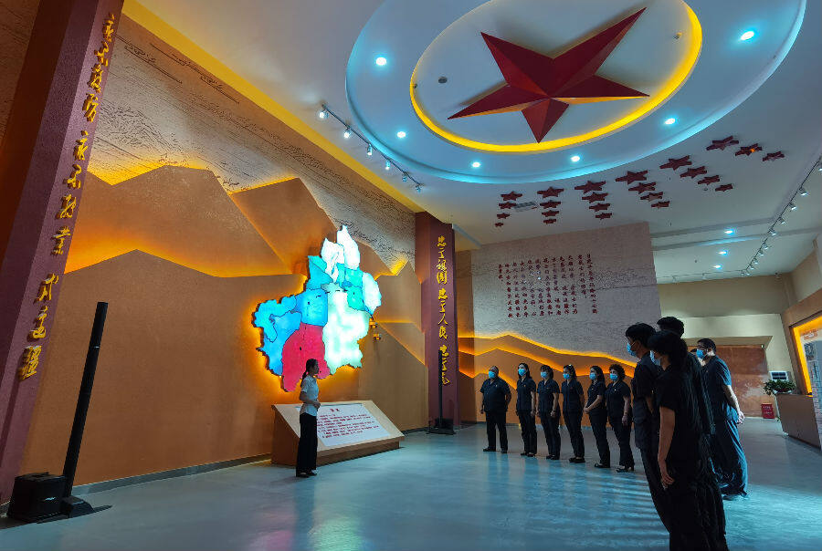 图为和田市人民法院组织干警走进第十四师昆玉市老兵镇,聆听沙海老兵