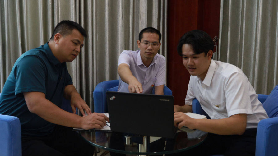 图为创新攻关团队一起探讨创新课题(梁富源 摄)